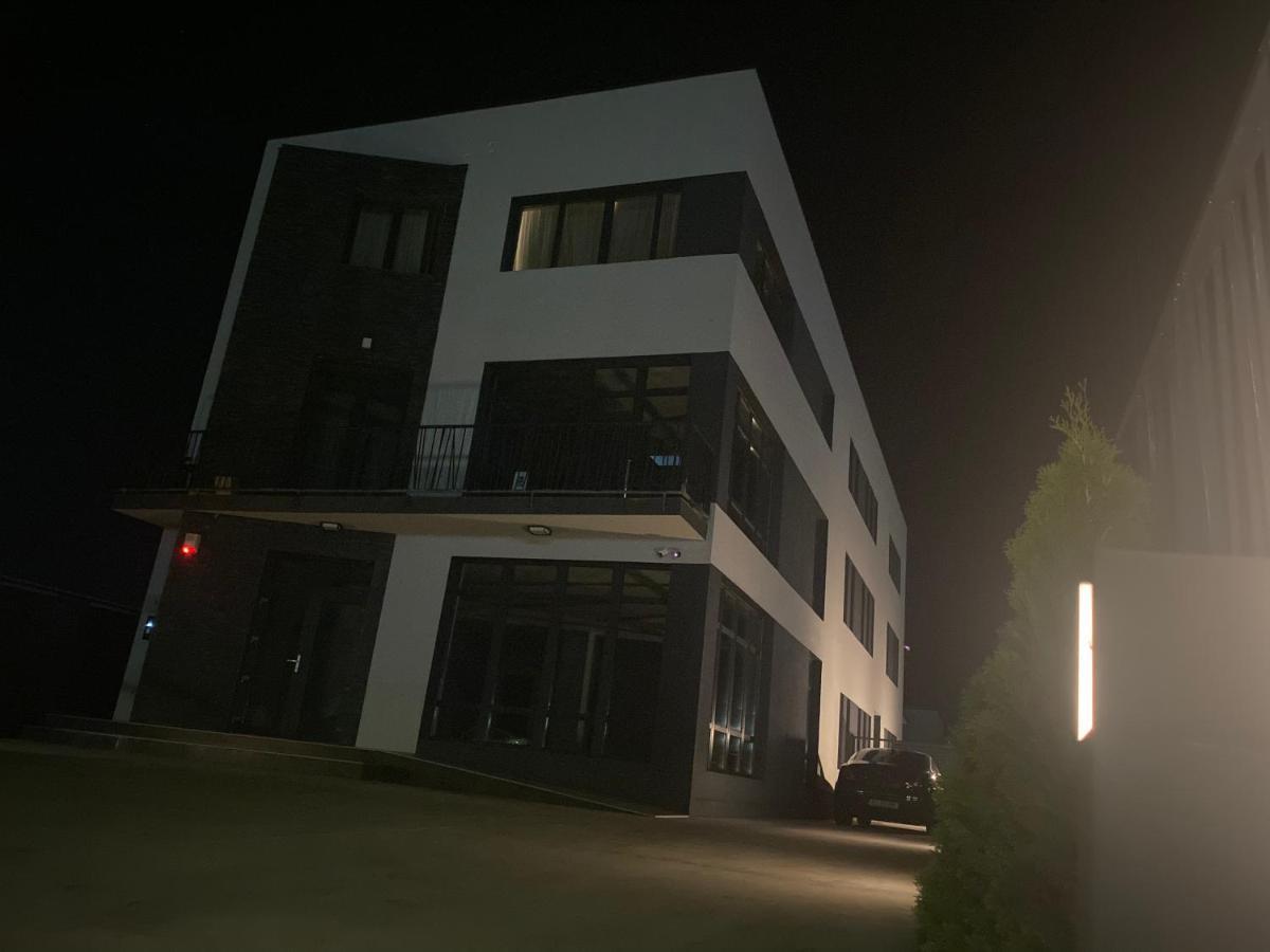 Em04- Studio Premium Târgu Jiu Exterior photo